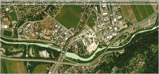 Fig. 1 - L’Arve au Fayet (Haute-Savoie - France), corsetée entre les infrastructures de transport, les zones urbanisées et les zones d’activité économique.