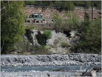 Fig. 3 - Érosion de berge menaçant plusieurs enjeux socio-économiques sur la Dora di Bardonecchia (Piémont - Italie) : route, chemin de fer, réseau électrique.