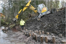 Fig. 16 - Fascine à double rangée de pieux en cours de réalisation.