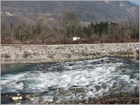 Fig. 68 - Vue de la berge sud de l’Arve au niveau du seuil de Vougy-Marignier. État de l’enrochement avant les travaux de végétalisation.