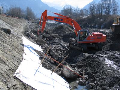 p123_Mise_en_place_d_un_enrochement_de_pied_de_berge_b.jpg